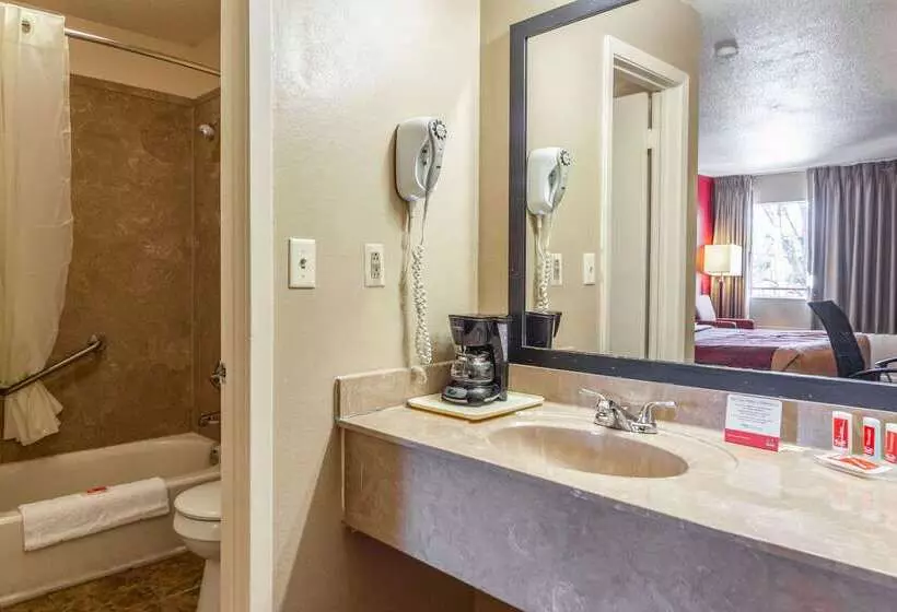 Отель Econo Lodge Meridian