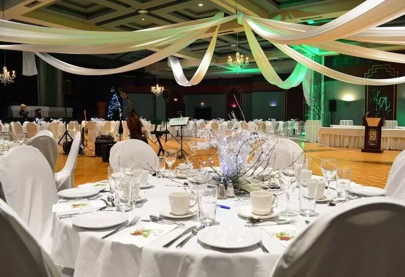 호텔 La Saguenéenne   Hôtel Et Centre De Congrès