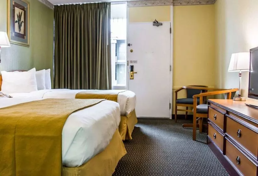 בית מלון כפרי Quality Inn Airport  Cruise Port