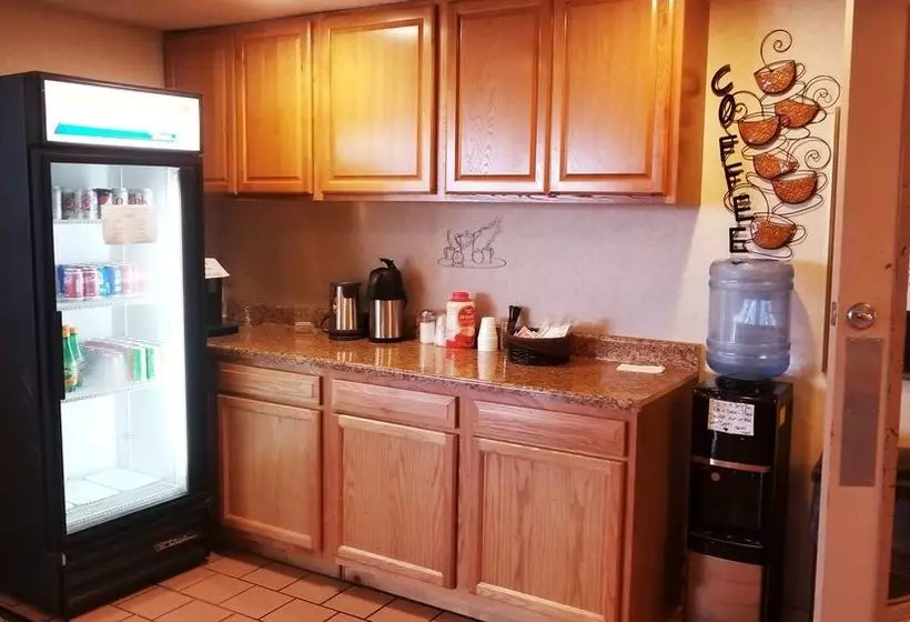 هتل Raintree Inn New Castle