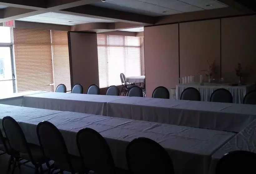 هتل Raintree Inn New Castle