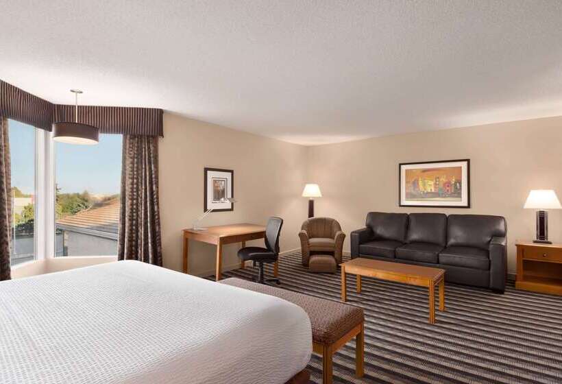 Royal Hotel West Edmonton, Trademark Collection By Wyndham