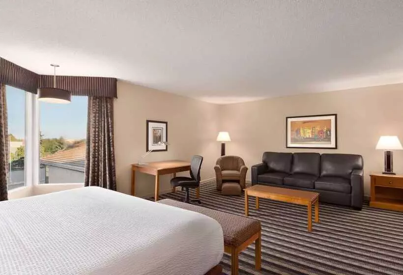 Royal Hotel West Edmonton, Trademark Collection By Wyndham