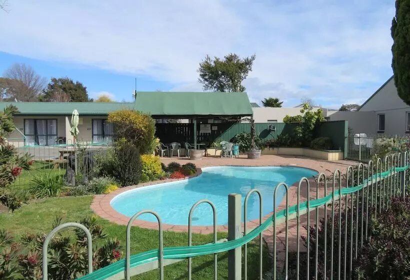 Commodore Court Motel