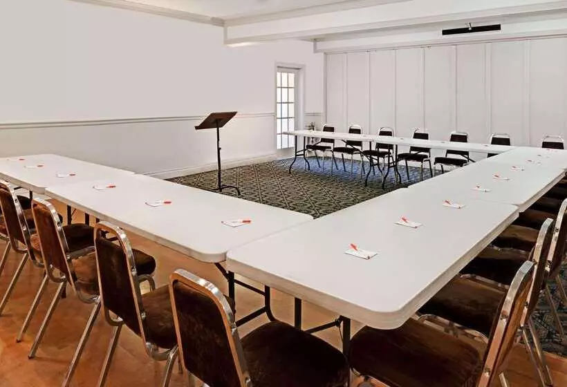 Отель Howard Johnson By Wyndham Lindsay