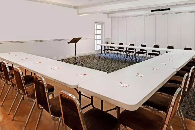 Отель Howard Johnson By Wyndham Lindsay