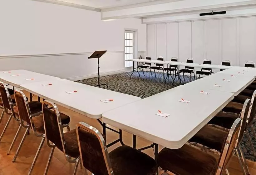 Отель Howard Johnson By Wyndham Lindsay