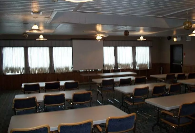 Отель Howard Johnson By Wyndham Lindsay