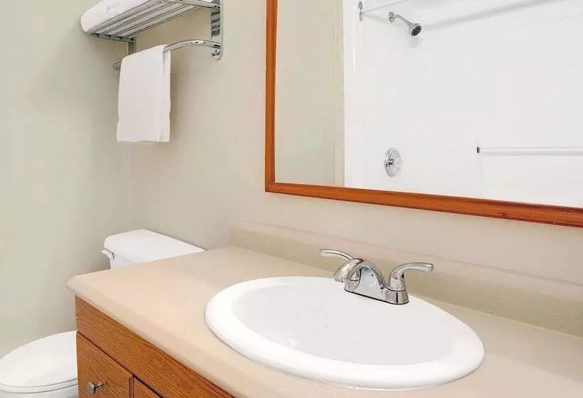 Отель Howard Johnson By Wyndham Lindsay