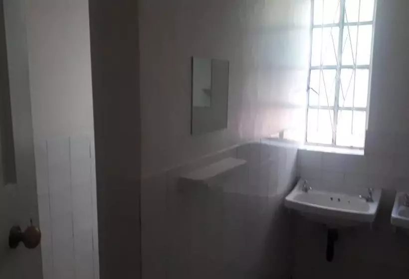 בית מלון כפרי Gum Tree Lodge Backpackers