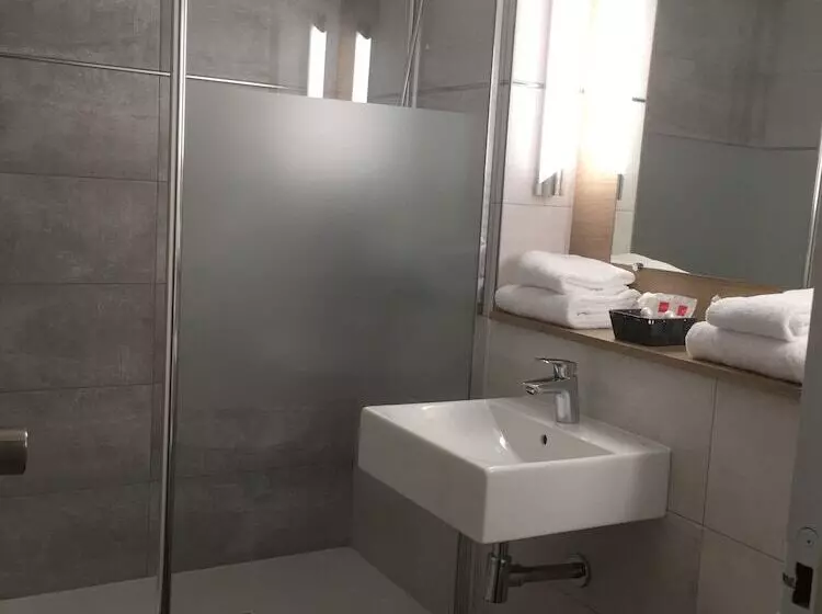 Отель Hôtel Le Cyrano Bergerac