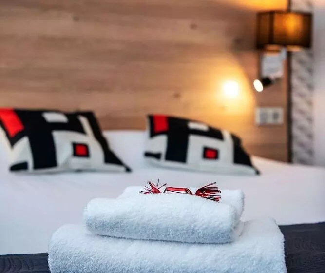 Отель Hôtel Le Cyrano Bergerac