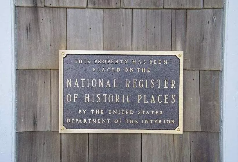 هتل The First Colony Inn