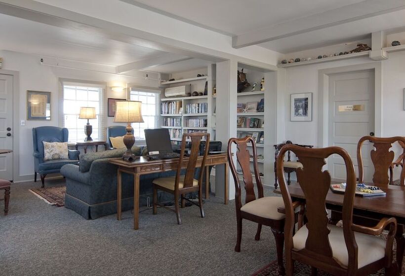 ホテル The First Colony Inn