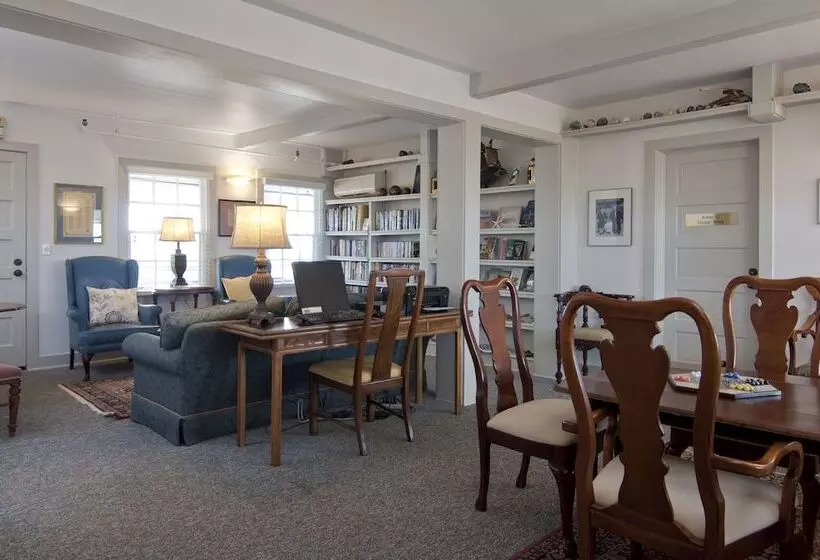 هتل The First Colony Inn