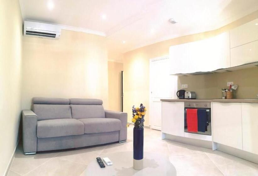 هتل Meyerbeer Beach