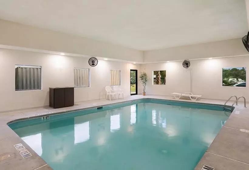 בית מלון כפרי Red Roof Inn & Suites Carrollton, Gawest Georgia