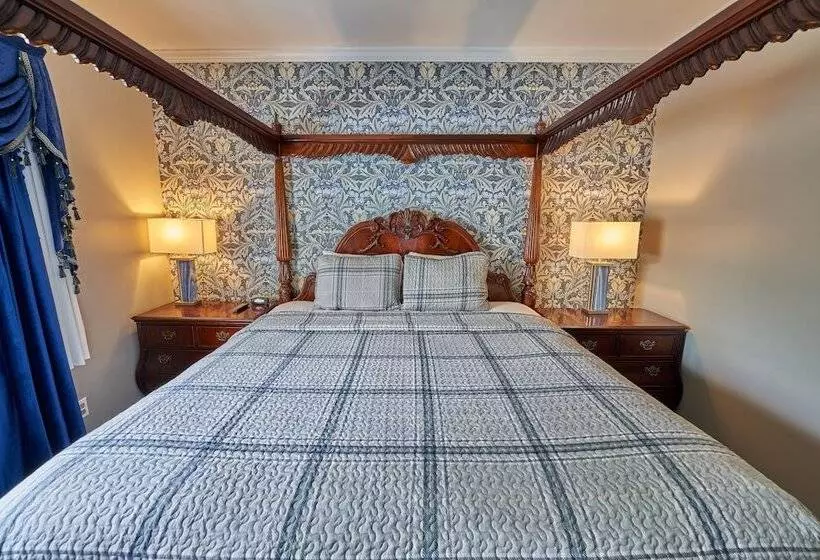 Отель Hyannis Plaza