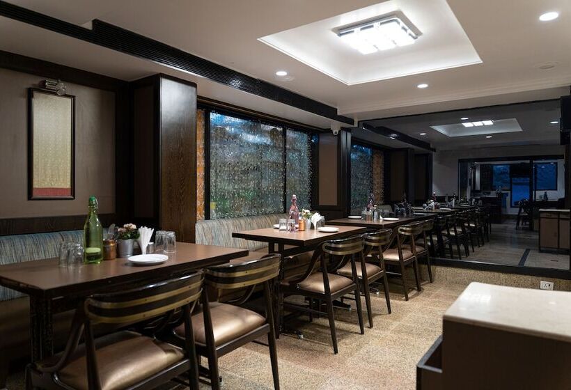 Отель Regenta Place The Emerald