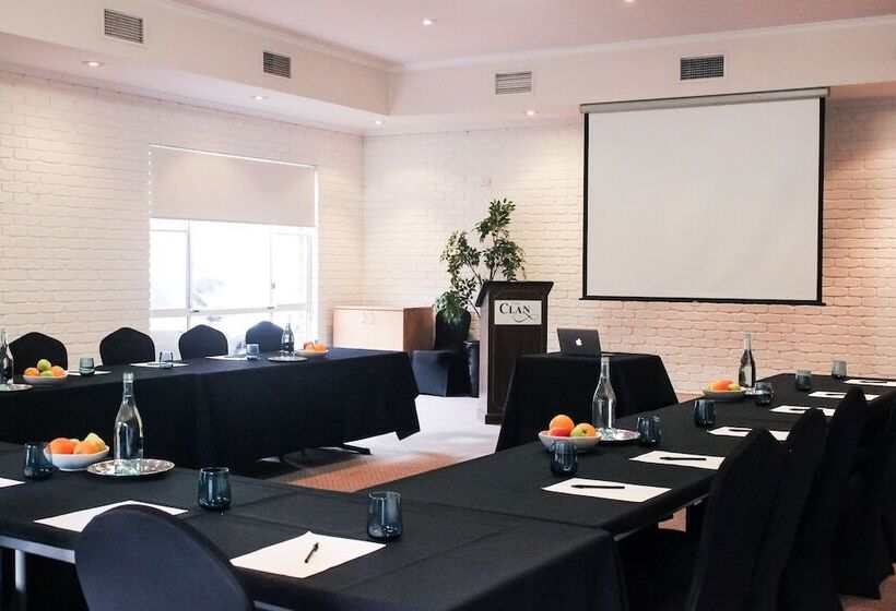 Отель The Clan Terrigal