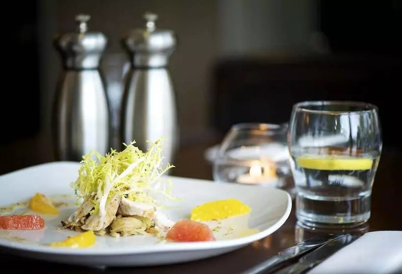 Отель Nevis Bank Inn