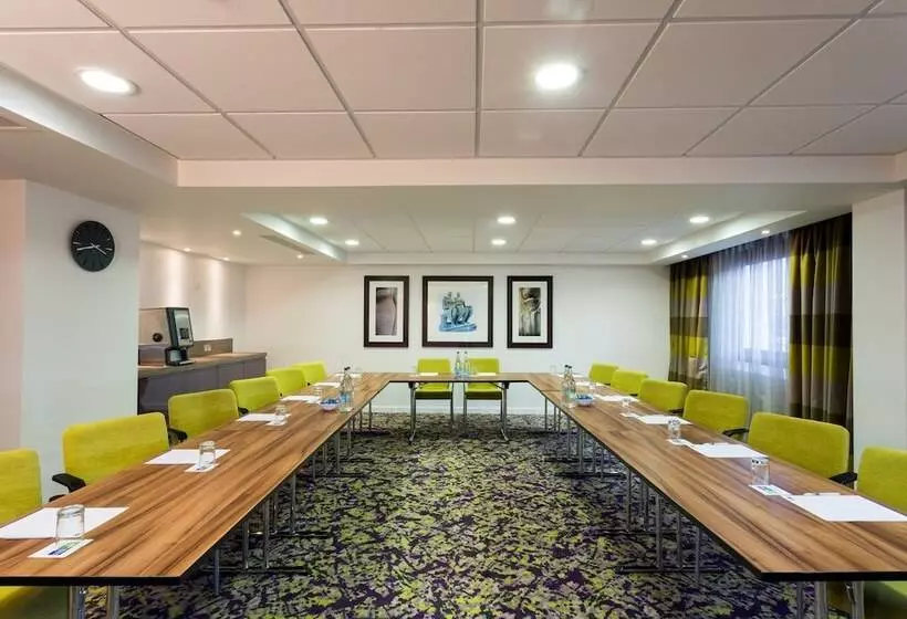Отель Holiday Inn Express Harlow, An Ihg