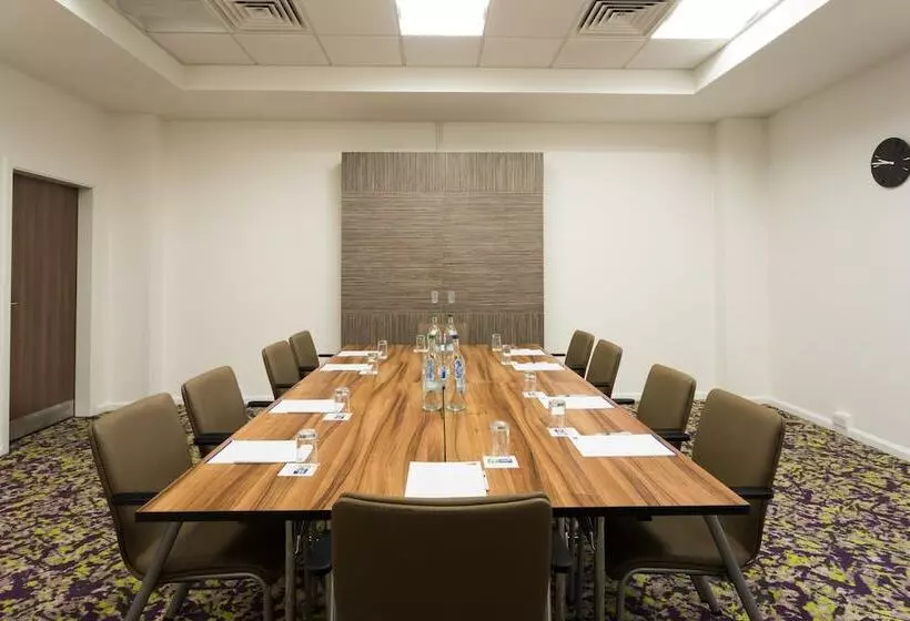 Отель Holiday Inn Express Harlow, An Ihg