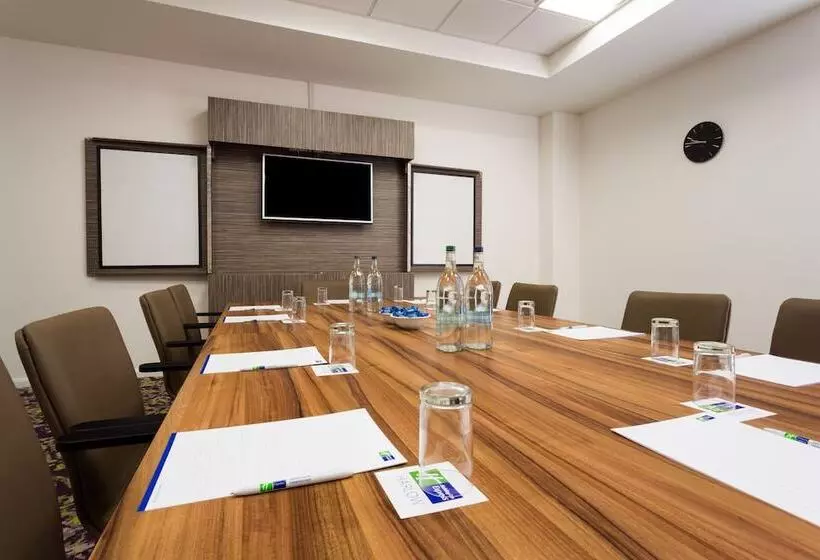 Отель Holiday Inn Express Harlow, An Ihg