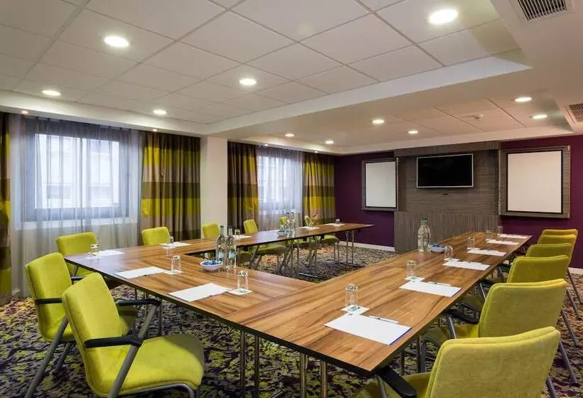Отель Holiday Inn Express Harlow, An Ihg