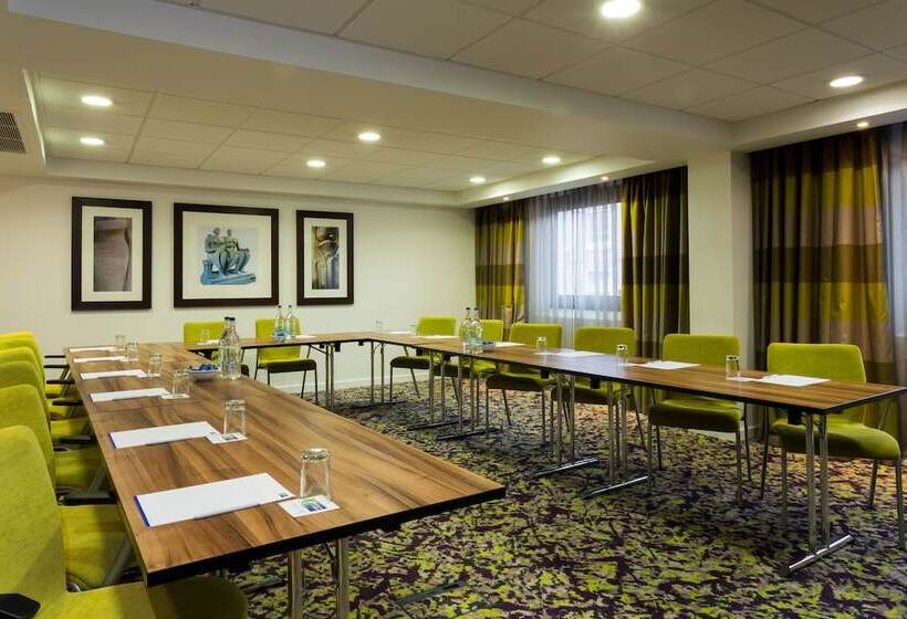 Отель Holiday Inn Express Harlow, An Ihg