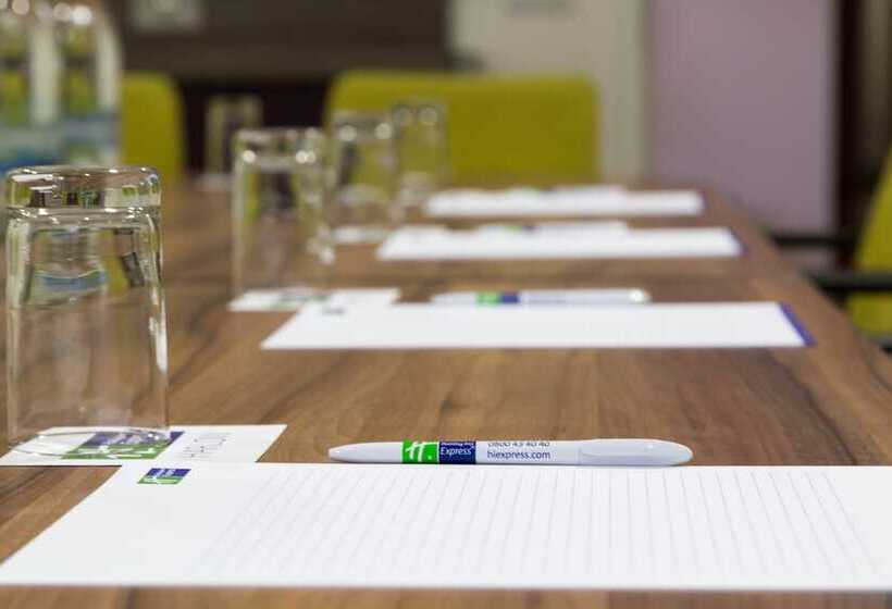 Отель Holiday Inn Express Harlow, An Ihg