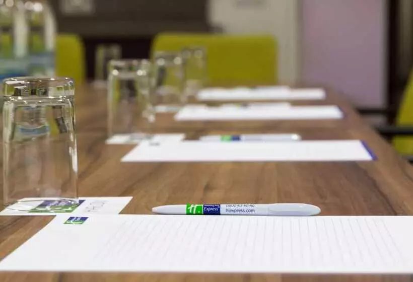 Отель Holiday Inn Express Harlow, An Ihg