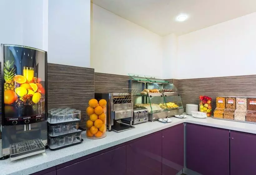 Отель Holiday Inn Express Harlow, An Ihg