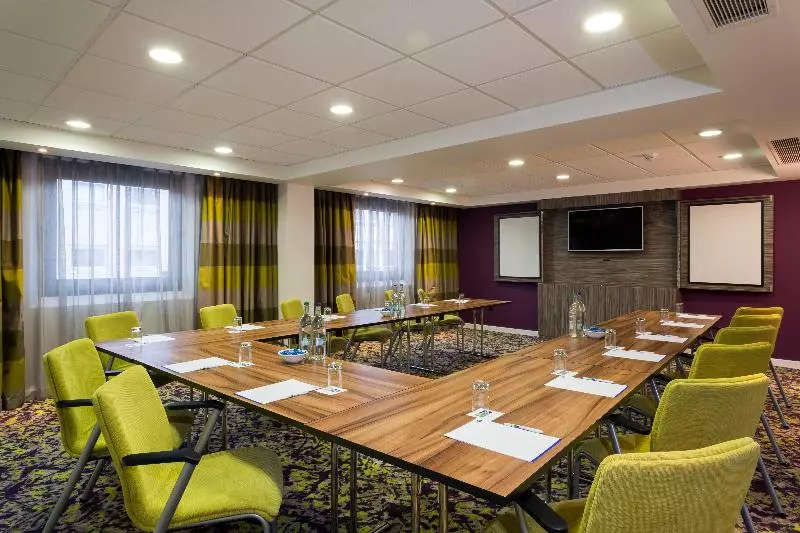 Отель Holiday Inn Express Harlow, An Ihg