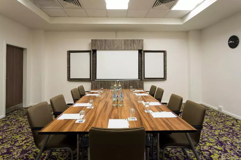 Отель Holiday Inn Express Harlow, An Ihg