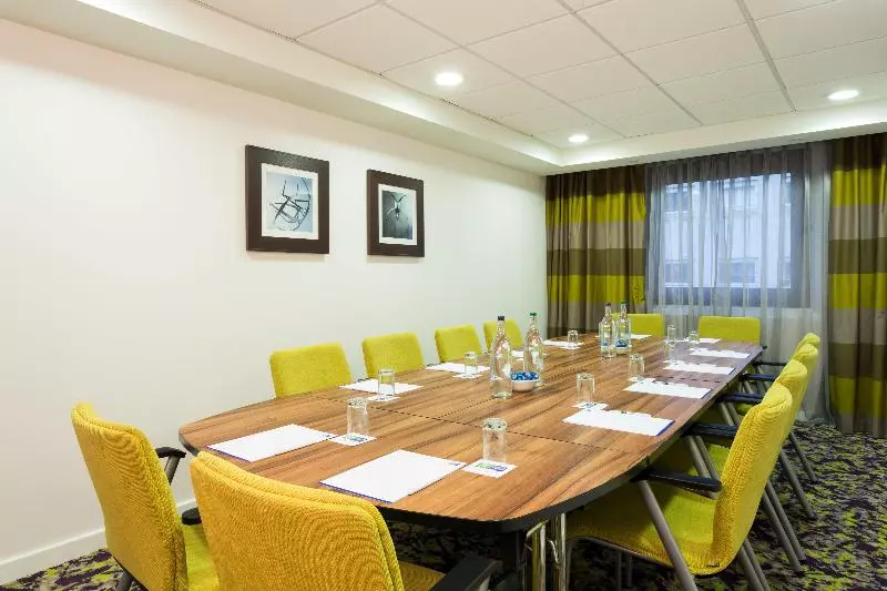 Отель Holiday Inn Express Harlow, An Ihg