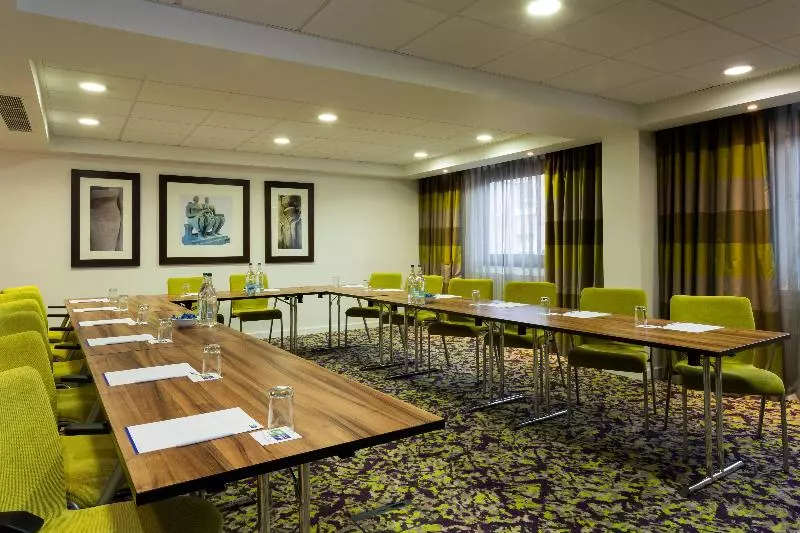 Отель Holiday Inn Express Harlow, An Ihg