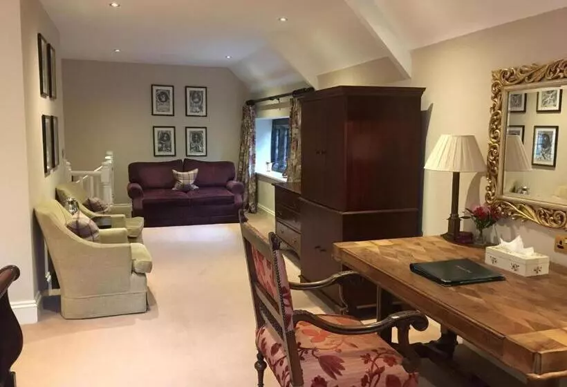 Отель Lewtrenchard Manor