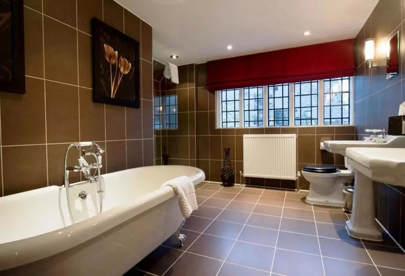 Отель Lewtrenchard Manor