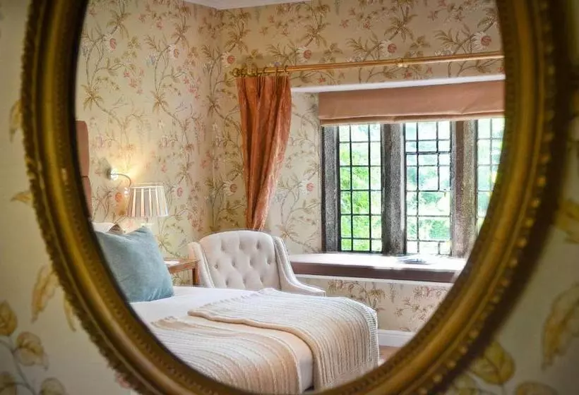 Отель Lewtrenchard Manor