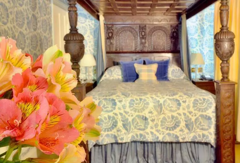 Отель Lewtrenchard Manor