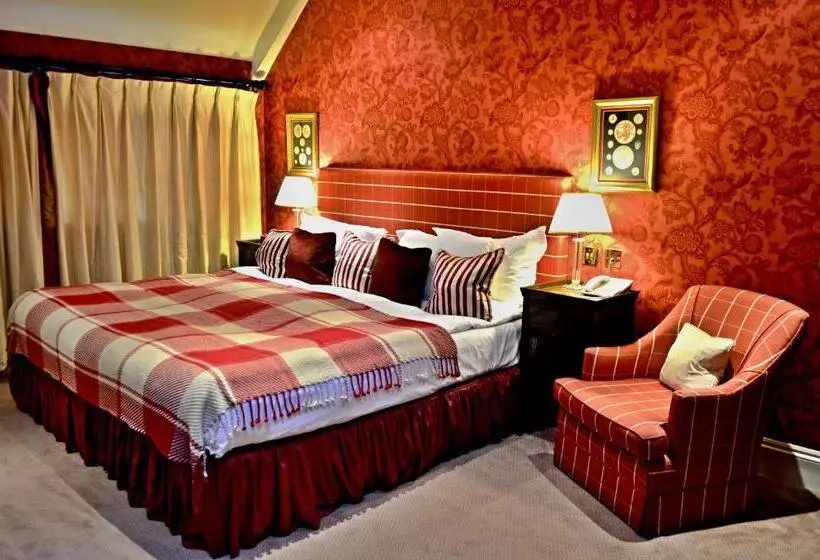 Отель Lewtrenchard Manor