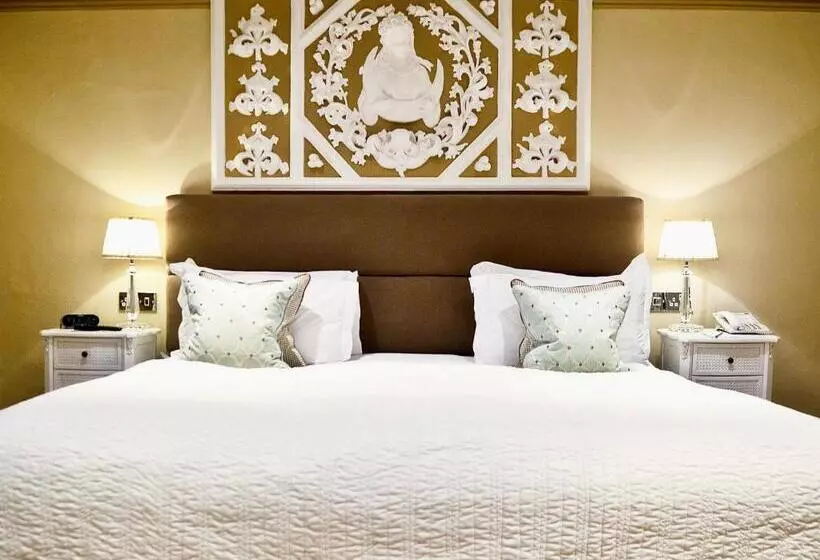 Отель Lewtrenchard Manor