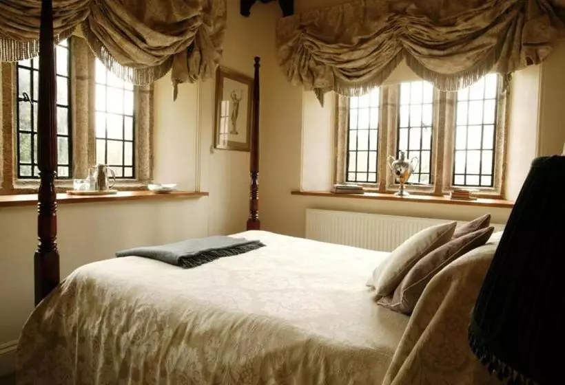 Отель Lewtrenchard Manor