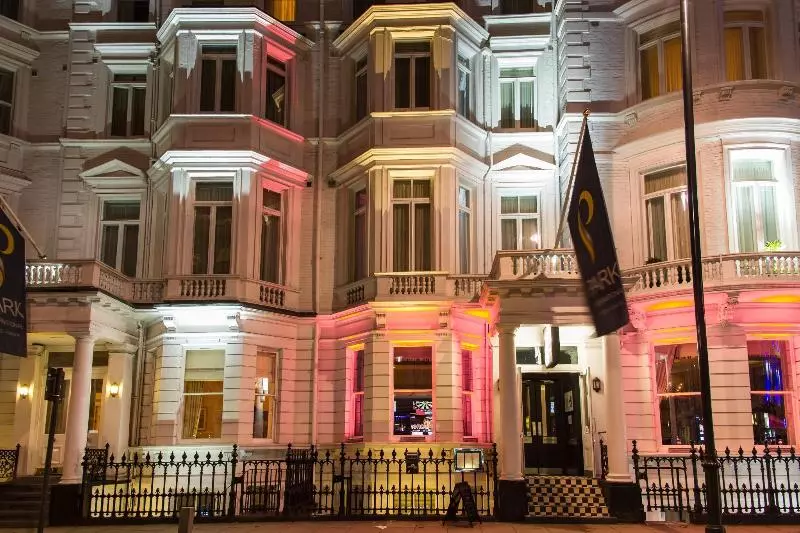 هتل Park International