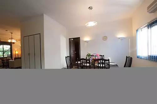 Отель Embassy Place