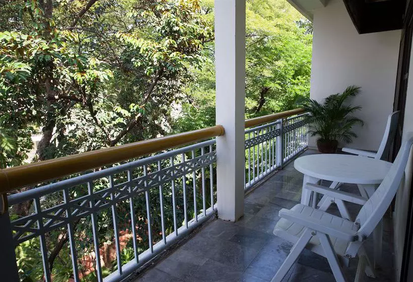 Отель Embassy Place