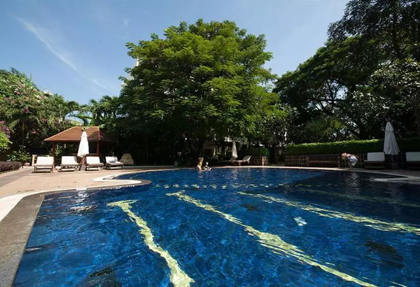 Отель Embassy Place