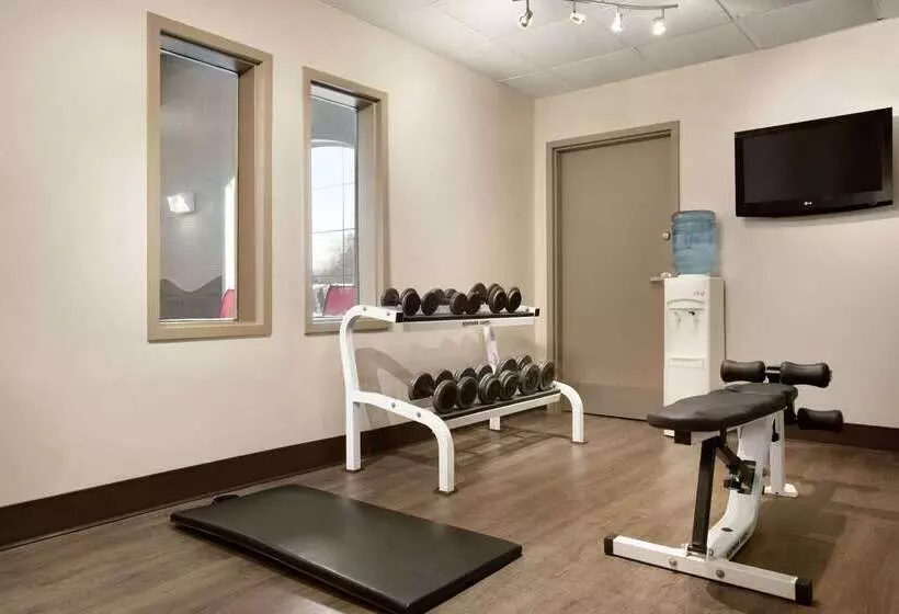 호텔 Days Inn & Suites By Wyndham Brandon