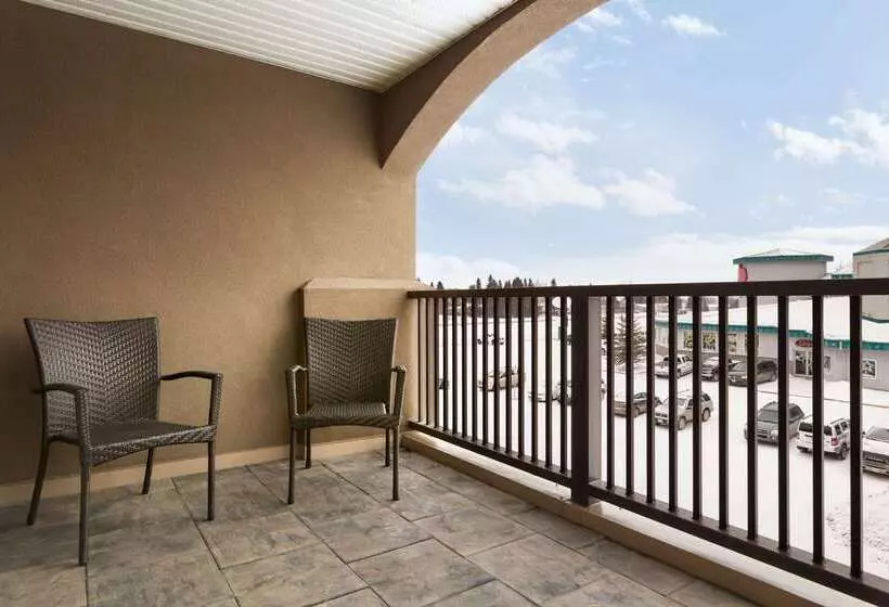 호텔 Days Inn & Suites By Wyndham Brandon